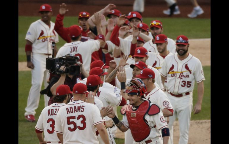 Los Cardenales se colocan a dos victorias de avanzar a la Serie Mundial. AP /