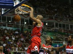 Taj Gibson realiza un enceste en el duelo de exhibición que los Toros ganaron en Brasil. EFE /