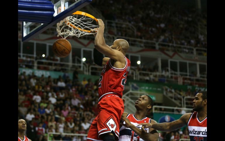 Taj Gibson realiza un enceste en el duelo de exhibición que los Toros ganaron en Brasil. EFE /