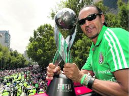 Raúl Gutiérrez ya sabe lo que es sostener la Copa Mundisl Sub-17, en Emiratos Árabes podría repetir el título que consiguió en México. MEXSPORT /