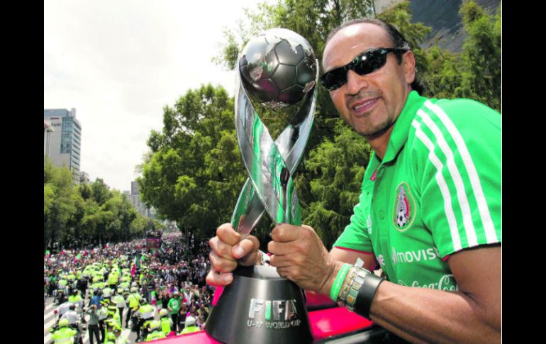 Raúl Gutiérrez ya sabe lo que es sostener la Copa Mundisl Sub-17, en Emiratos Árabes podría repetir el título que consiguió en México. MEXSPORT /