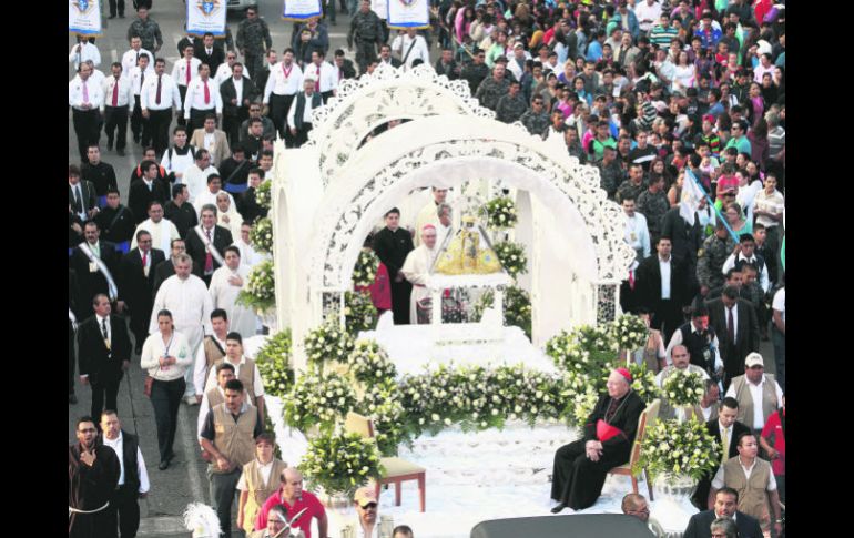 La imagen de la Virgen de Zapopan fue esperada por miles de fieles para verla a su paso rumbo a la Basílica.  /