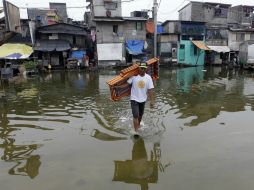 Un residente filipino camina por una calle inundada en la ciudad de Navotas, al norte de Manila EFE /