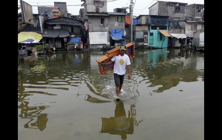 Un residente filipino camina por una calle inundada en la ciudad de Navotas, al norte de Manila EFE /