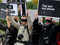 Fotoperiodistas protestan en apoyo de su colega encarcelado Denis Sin. AFP /