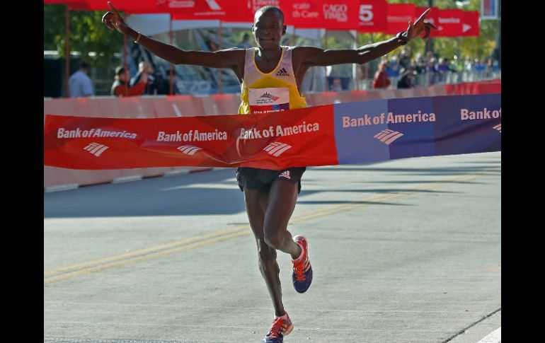 El keniano Dennis Kimetto cruza la línea final del Maratón en Chicago, en primer lugar. AP /