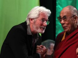 El actor Richard Gere junto al Dalai Lama, durante una conferencia de dos horas en la Arena México. NTX /