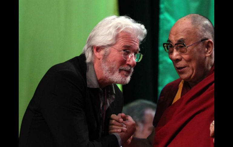 El actor Richard Gere junto al Dalai Lama, durante una conferencia de dos horas en la Arena México. NTX /