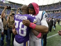 Cam Newton (D) muestra su apoyo a Peterson tras concluir el partido en el que las Panteras ganaron. AP /