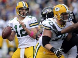 Aaron Rodgers supo comandar a su ofensiva con lo justo, para ganarle a los Cuervos. AP /