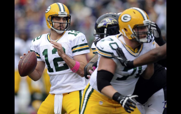 Aaron Rodgers supo comandar a su ofensiva con lo justo, para ganarle a los Cuervos. AP /