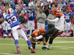 Mike Nugent (D) patea en tiempo extra el gol de campo de la victoria. AP /