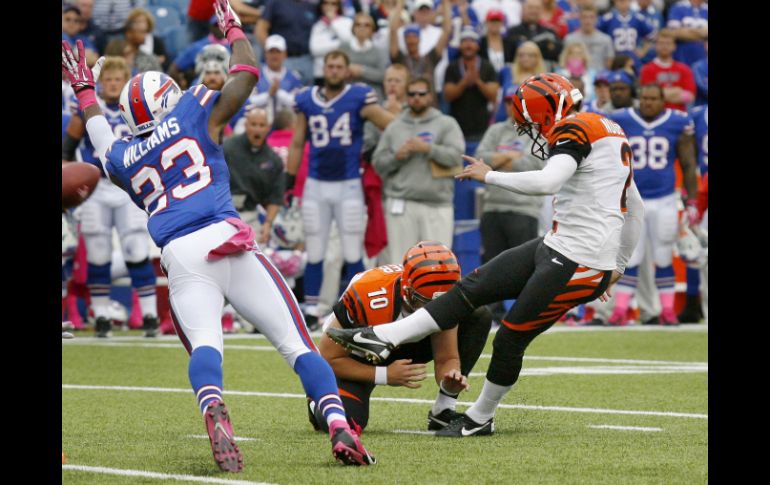 Mike Nugent (D) patea en tiempo extra el gol de campo de la victoria. AP /