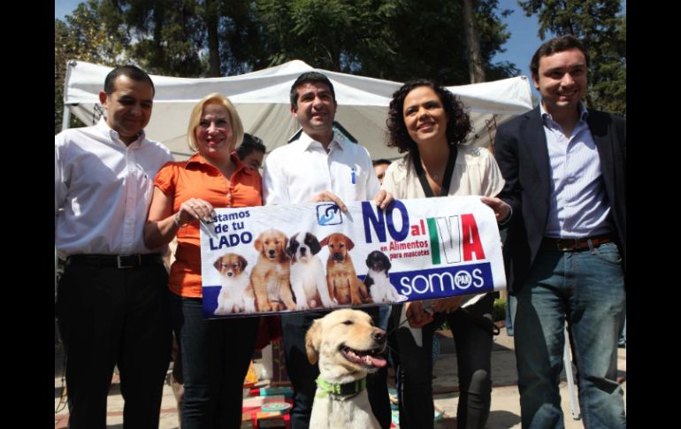 Ernesto Cordero (i) y senadores del PAN afirman que es un mal momento para aplicar más impuestos y endeudar al país. SUN /