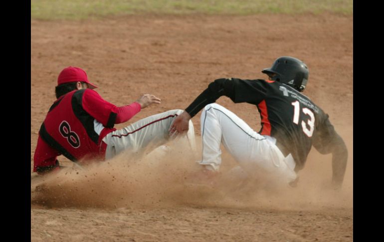 La Liga Intersindical de beisbol ya tiene definidos a sus finalistas. ARCHIVO /