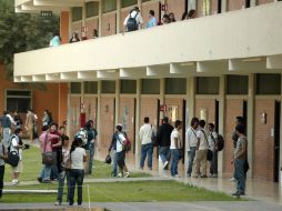 Indican que más de 400 mil estudiantes estarían obligados a migrar al sistema público. ARCHIVO /