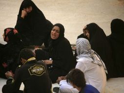 Unas mujeres lloran durante el funeral de una de las víctimas. AP /