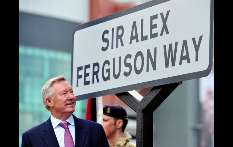 Sir Alex posa junto al letrero en el que ha quedado inmortalizado. AFP /