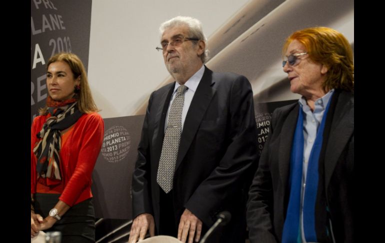 El presidente del Grupo Planeta, José Manuel Lara (c) junto a las miembros del jurado. EFE /