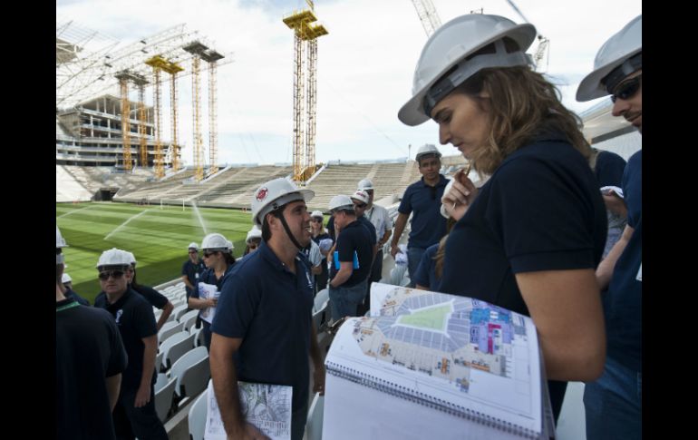 La FIFA continúa supervisando la construcción de los inmuebles a pesar de todo. AP /