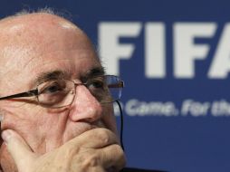 El organismo comandado por Joseph Blatter continúa trabajando en contra de estas prácticas. ARCHIVO /