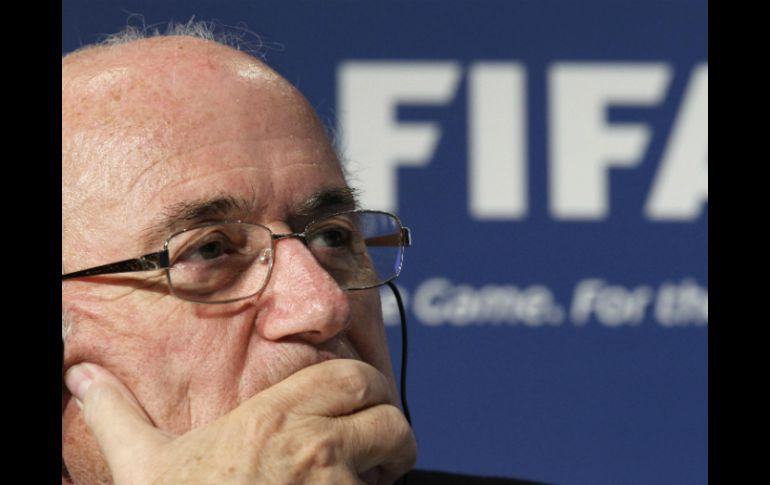 El organismo comandado por Joseph Blatter continúa trabajando en contra de estas prácticas. ARCHIVO /