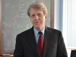 Robert Shiller fue galardonado por sus trabajos sobre los comportamientos de precios de activos en mercados financieros. ARCHIVO /