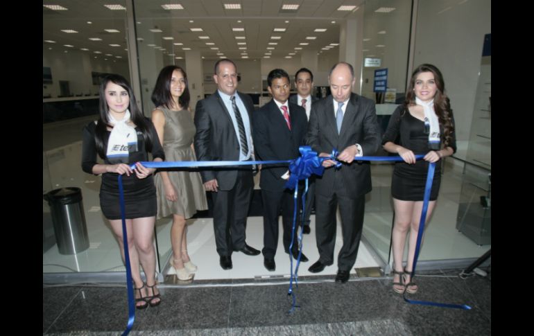 Eduardo Díaz Corooa, director regional de Telcel, inaugura el nuevo CAT de la empresa telefónica.  /