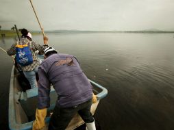 Los cinco aireadores que la CEA colocó en junio han ayudado a para que la calidad del agua en la presa mejore. ARCHIVO /