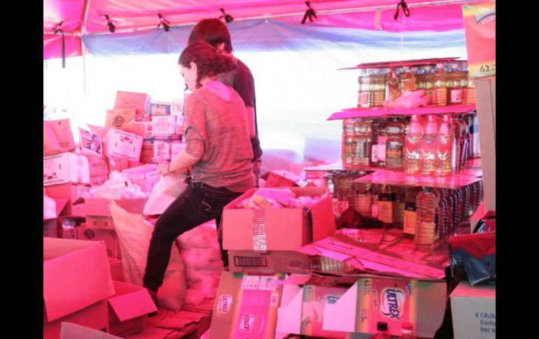 Miembros de la CMIC llevan víveres para apoyar a damnificados por las lluvias en el país. ARCHIVO /