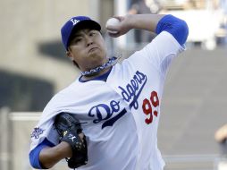 El lanzador de los Dodgers de Los Ángeles, el coreano Hyun-Jin Ryu, realiza un lanzamiento contra los Cardenales de San Luis. EFE /