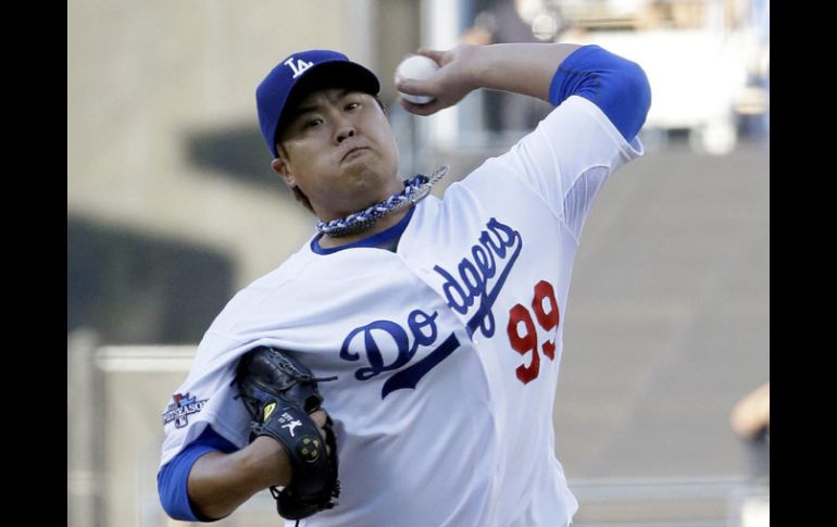 El lanzador de los Dodgers de Los Ángeles, el coreano Hyun-Jin Ryu, realiza un lanzamiento contra los Cardenales de San Luis. EFE /