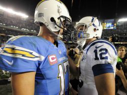 El quarterback de los Colts Andrew Luck y el quarterback de los Chargers Phillip Rivers después al termino del juego de hoy lunes. AP /