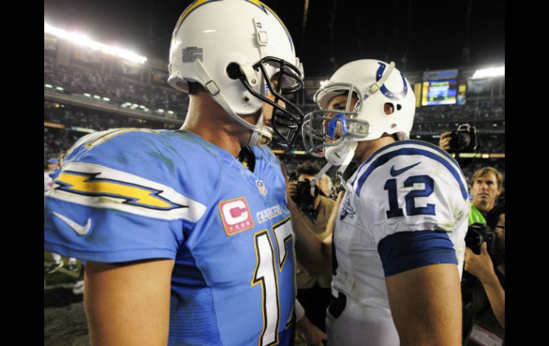 El quarterback de los Colts Andrew Luck y el quarterback de los Chargers Phillip Rivers después al termino del juego de hoy lunes. AP /