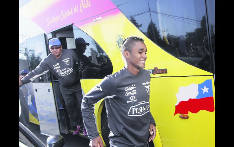 Fidel Martínez, delantero de los Xolos de Tijuana, arribó ayer a Ecuador para concentrarse con el resto de sus compañeros. EFE /