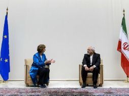 La jefa de la diplomacia europea, Catherine Ashton (I) con el ministro iraní de Exteriores, Mohammad Javad Zarif durante el encuentro. EFE /