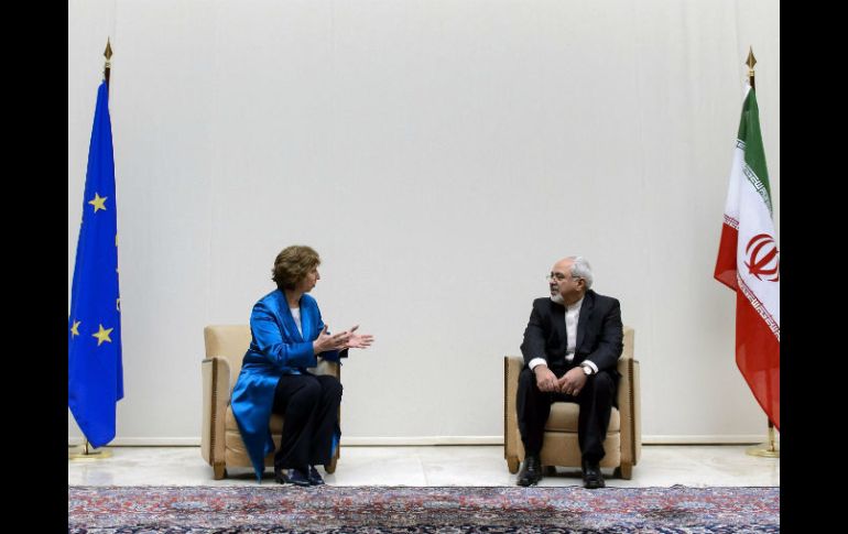 La jefa de la diplomacia europea, Catherine Ashton (I) con el ministro iraní de Exteriores, Mohammad Javad Zarif durante el encuentro. EFE /