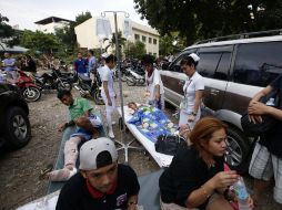 Heridos evacuan un hospital debido a una réplica tras el terremoto. EFE /