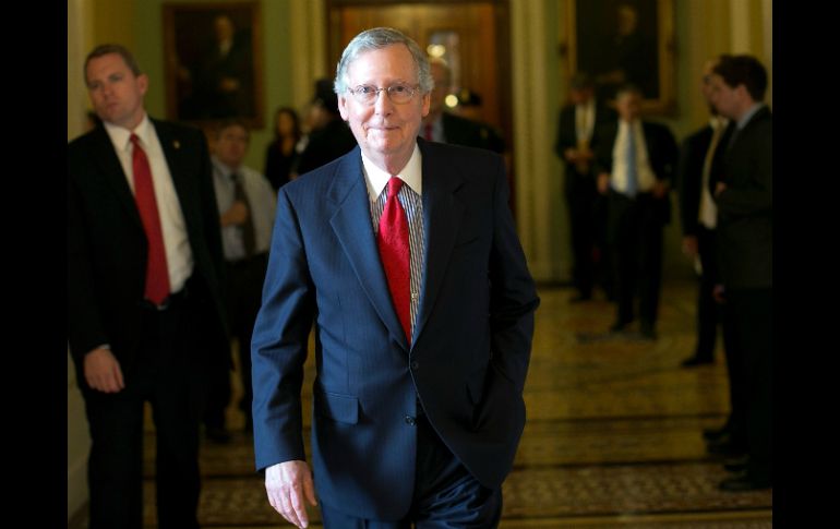 El líder republicano en el Senado Mitch McConnell aún se muestra optimista de lograr un acuerdo.  /