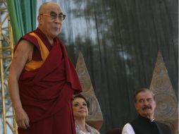 El Dalai Lama estuvo acompañado del ex presidente Vicente Fox y su esposa Martha Sahagún. AP /