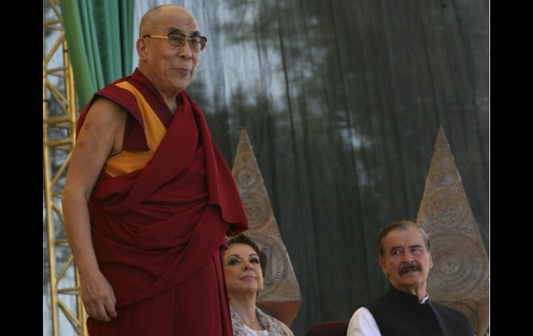 El Dalai Lama estuvo acompañado del ex presidente Vicente Fox y su esposa Martha Sahagún. AP /