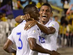 Maynor Figueroa y Carlos Costly celebran una anotación en el partido contra Jamaica en el Estadio Nacional de Kingston. EFE /