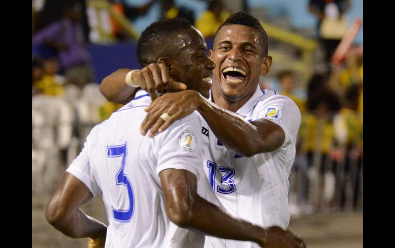 Maynor Figueroa y Carlos Costly celebran una anotación en el partido contra Jamaica en el Estadio Nacional de Kingston. EFE /