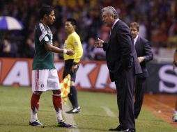 Vucetich dio instrucciones a Javier Aquino durante el partido. AP /