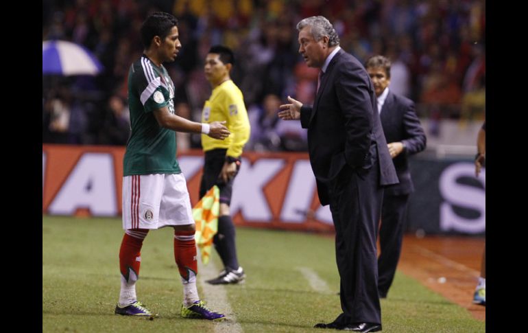 Vucetich dio instrucciones a Javier Aquino durante el partido. AP /