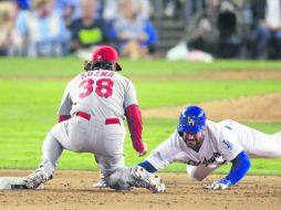 Pete Kozma pone fuera a Nick Punto, quien no pudo regresar a tiempo a la segunda base. AP /