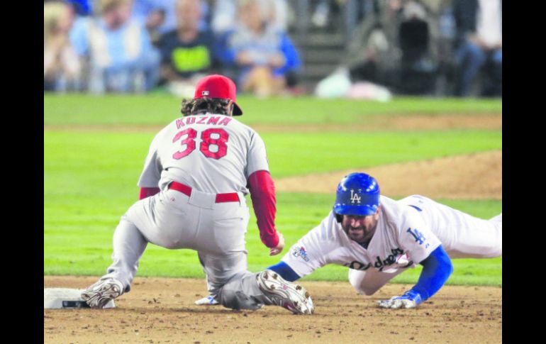 Pete Kozma pone fuera a Nick Punto, quien no pudo regresar a tiempo a la segunda base. AP /