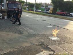 Imagen de llamas en una alcantarilla, lo que causó la alerta en Cruz del Sur. Crédito de @Malenvolgia. ESPECIAL /