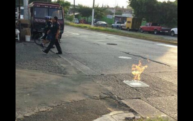 Imagen de llamas en una alcantarilla, lo que causó la alerta en Cruz del Sur. Crédito de @Malenvolgia. ESPECIAL /