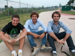 Rodrigo, Guillermo y Carlos se enorgullecen de haber logrado la hazaña. ARCHIVO /